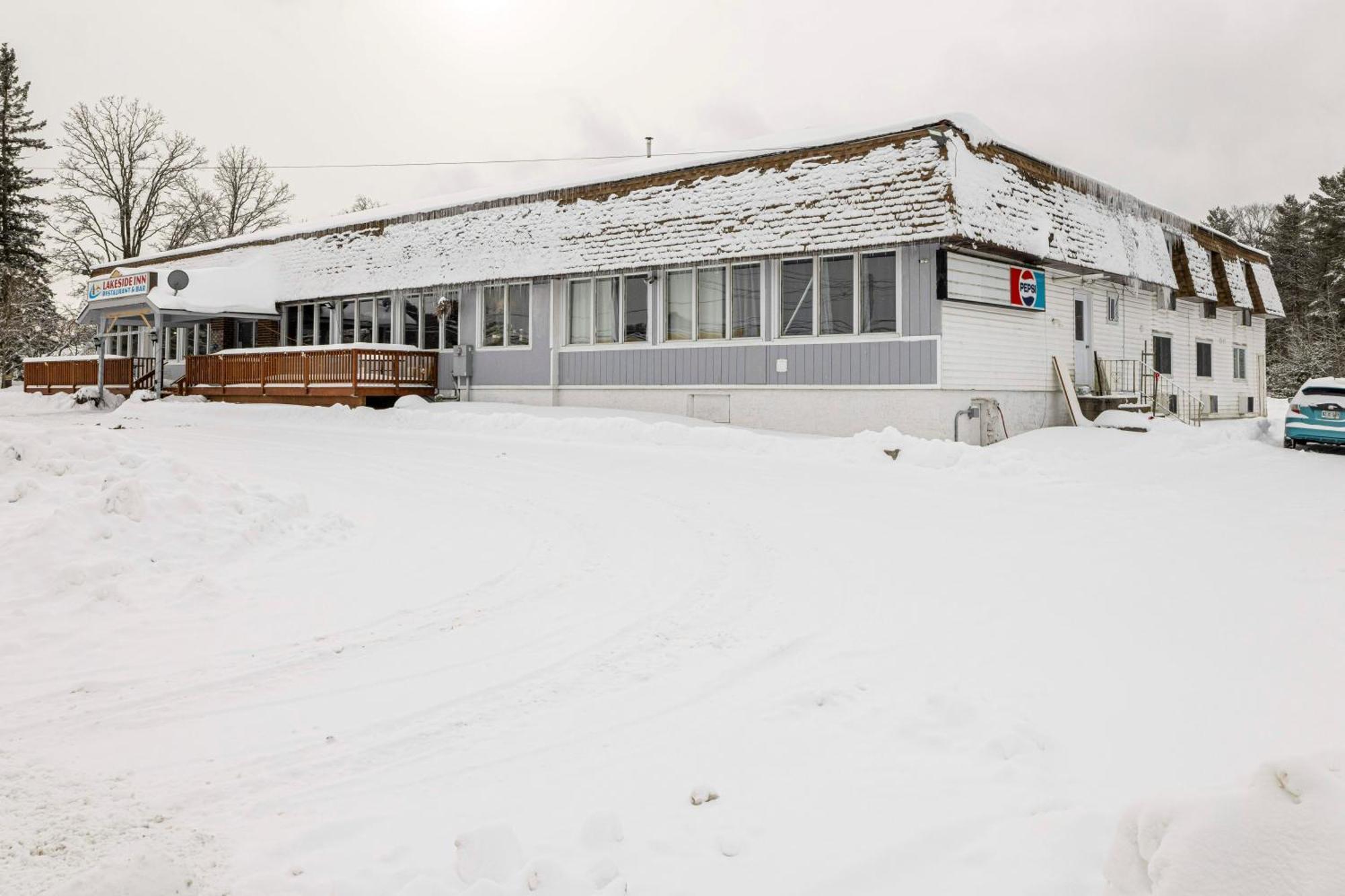 Lakeside Inn Cloyne Экстерьер фото